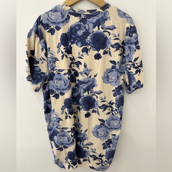 XL Unisex Ivory Top w Blue Roses - Picture 2 of 4